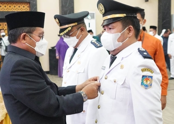 Wali Kota Gorontalo, Marten Taha, secara simbolik menyematkan tanda jabatan Camat dan Lurah dalam pelantikan pejabat adminstrator, pengawas dan fungsinonal di lingkungan Pemkot Gorontalo, Kamis (9/6/2022). (Pemkot Gorontalo)