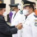 Wali Kota Gorontalo, Marten Taha, secara simbolik menyematkan tanda jabatan Camat dan Lurah dalam pelantikan pejabat adminstrator, pengawas dan fungsinonal di lingkungan Pemkot Gorontalo, Kamis (9/6/2022). (Pemkot Gorontalo)