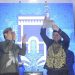Wali Kota Gorontalo, Marten Taha, menerima piala juara umum MTQ yang diserahkan Pj Gubernur Gorontalo, Hamka Hendra Noer, saat penutupan MQT ke-10 Tingkat Provinsi Gorontalo, di Taman Taqwa Bone Bolango, Selasa (24/6/2022) malam.(pemkot Gorontalo)