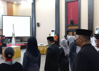 Wali Kota Gorontalo, Marten Taha, melantik dan mengambil sumpah sebanyak 125 pejabat  administrator, pengawas, dan fungsional lingkup Pemerintah Kota (Pemkot) Gorontalo, Kamis (9/6/2022). (Hasan/gopos)