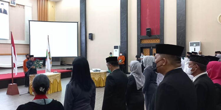 Wali Kota Gorontalo, Marten Taha, melantik dan mengambil sumpah sebanyak 125 pejabat  administrator, pengawas, dan fungsional lingkup Pemerintah Kota (Pemkot) Gorontalo, Kamis (9/6/2022). (Hasan/gopos)