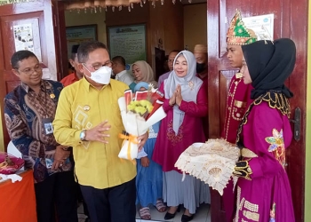 Wali Kota Gorontalo, Marten Taha saat mengunjungi SMP Negeri 10 Kota Gorontalo, Kamis (23/6/2022). Foto : Sari/gopos