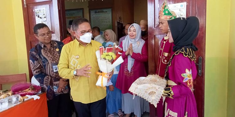 Wali Kota Gorontalo, Marten Taha saat mengunjungi SMP Negeri 10 Kota Gorontalo, Kamis (23/6/2022). Foto : Sari/gopos