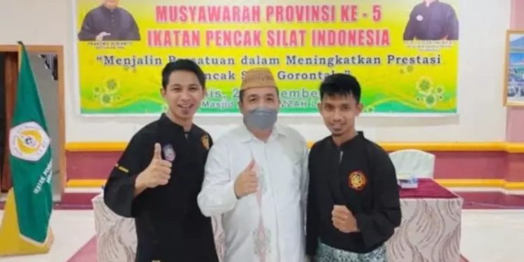 Ketua IPSI Provinsi Gorontalo, Halid Tangahu (tengah). Foto: Istimewa