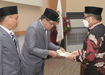 Wali Kota Gorontalo, Marten Taha melantik pengurus baru Baznas Kota Gorontalo periode 2022-2027, di Bandayo Lo Yiladia, Jumat (3/6/2022). Foto: Humas