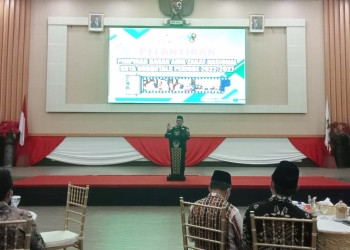 Marten Taha memberikan sambutan saat pelaktikan pengurus Baznas Kota Gorontalo yang baru, Jumat (3/6/2022) (sari/gopos)