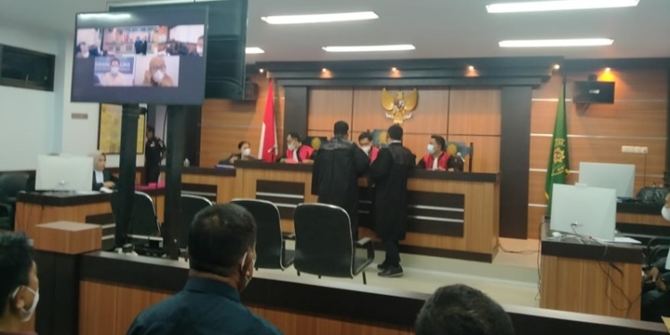 Sidang kasus investasi bodong dengan terdakwa Ariyanto K. Yusuf alias Rinto dan terdakwa Suslilyanti Baderan alias Susi kembali dilaksanakan di Pengadilan Negeri Gorontalo, Kamis (9/6/2022). (muhajir/gopos)