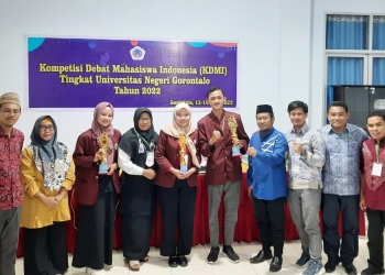 Perserta KDMI tingkat Universitas Negeri Gorontalo (UNG) menerima penghargaan usai mengikuti kompetisi, Senin (13/6/2022) (istimewa)