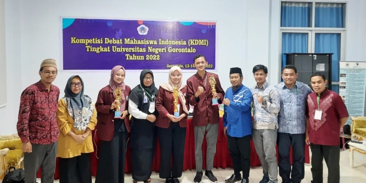 Perserta KDMI tingkat Universitas Negeri Gorontalo (UNG) menerima penghargaan usai mengikuti kompetisi, Senin (13/6/2022) (istimewa)
