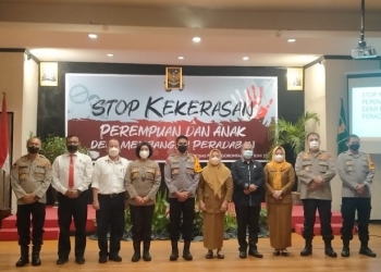 Kapolda Gorontalo Irjen Pol. Dr. Akhmad Wiyagus, SIK, M.Si,MM berpose bersama jajaran serta pemateri dalam agenda sosialisasi Stop Kekerasan Terhadap Perempuan dan Anak, Senin (13/6/2022) di Hotel Grand Q, Kota Gorontalo (muhajir/gopos)