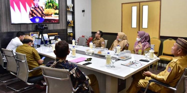 Bupati Pohuwato, Saipul Mbuinga, didampingi Asisten Perekonomi dan Pembangunan, Fikri Adam, Serta Kabag Pengadaan Barang dan Jasa, Jufri Arbie, Saat Mengikuti Rakornas, Selasa 14/06/2022 (Istimewa)