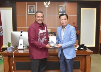 Rektor UNG, Eduart Wolok berpose bersama Dubes Indonesia untuk Bosnia Roem Kono, Kamis (16/6/2022) (Dok. UNG)