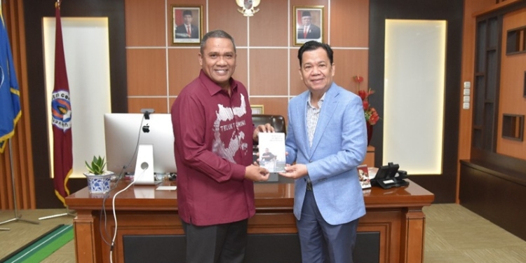 Rektor UNG, Eduart Wolok berpose bersama Dubes Indonesia untuk Bosnia Roem Kono, Kamis (16/6/2022) (Dok. UNG)
