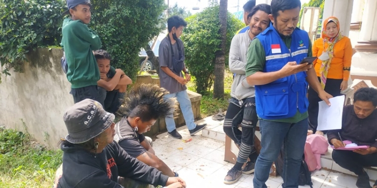 DInas Sosial dan Satpol PP Pohuwato menertibkan anak jalanan di Kompleks Perempatan Lampu Merah, Blok Plan Marisa, Kamis (16/6/2022) (yusuf/gopos)