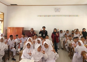 Mahasiswa Teknik Geologi UNG mengadakan sosialisasi mitigasi bencana alam di SDN 2 Botumoito, Rabu (30/3/2022) (istimewa)