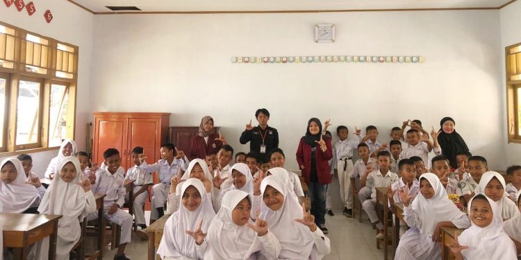 Mahasiswa Teknik Geologi UNG mengadakan sosialisasi mitigasi bencana alam di SDN 2 Botumoito, Rabu (30/3/2022) (istimewa)