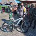 HUT Bhayangkara, Kapolres Bone Bolango, AKBP Emile Reisitei Hartanto saat menyerahkan hadiah utama satu unit sepeda kepada salah satu anggota TNI yang beruntung di HUT Bhayangkara ke-76, Jumat (17/6/2022). (Foto Indra/Gopos)