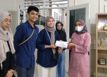 Dekan Fakultas Hukum UNG, Prof. Fenty Puluhulawa memberikan reward kepada mahasiswa hukum yang meraih prestasi, Senin (20/6/2022) (muhajir/gopos)