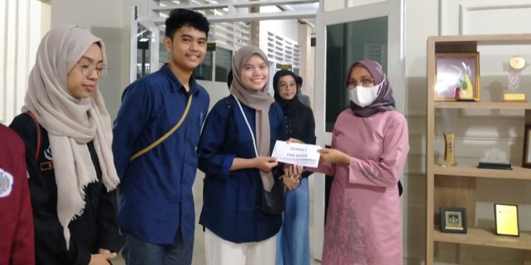 Dekan Fakultas Hukum UNG, Prof. Fenty Puluhulawa memberikan reward kepada mahasiswa hukum yang meraih prestasi, Senin (20/6/2022) (muhajir/gopos)