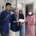 Dekan Fakultas Hukum UNG, Prof. Fenty Puluhulawa memberikan reward kepada mahasiswa hukum yang meraih prestasi, Senin (20/6/2022) (muhajir/gopos)