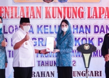 Wali Kota Blitar, Santoso bersama Ketua Tim Penggerak PKK Jawa Timur Arumi Bachsin saat Penilaian Kunjung Lapang di Kelurahan Tanjungsari, Kota Blitar, Rabu (22/6/2022). (Foto: IST)