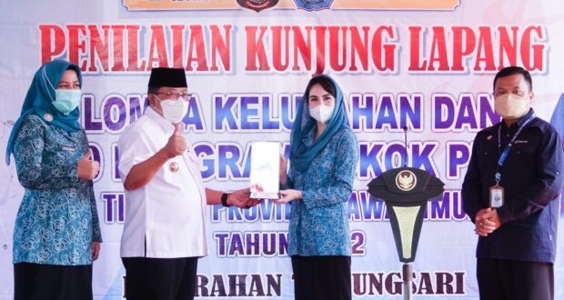 Wali Kota Blitar, Santoso bersama Ketua Tim Penggerak PKK Jawa Timur Arumi Bachsin saat Penilaian Kunjung Lapang di Kelurahan Tanjungsari, Kota Blitar, Rabu (22/6/2022). (Foto: IST)
