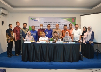 Pemkab Bone Bolango, Bupati Hamim Pou dan Kepala BPJamsostek Cabang Gorontalo Hendra Elvian, bersama OPD terkait pada kegiatan Monitoring dan Evaluasi Instruksi Presiden Nomor 2 Tahun 2021 di Hotel Toewawa, Kamis (23/6/2022). (Foto AKP/Diskominfo)