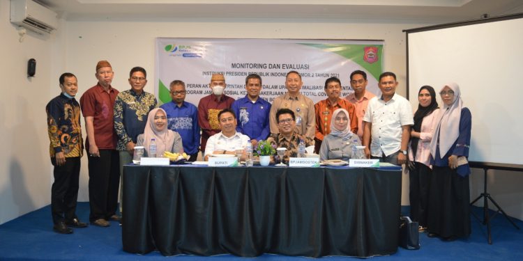 Pemkab Bone Bolango, Bupati Hamim Pou dan Kepala BPJamsostek Cabang Gorontalo Hendra Elvian, bersama OPD terkait pada kegiatan Monitoring dan Evaluasi Instruksi Presiden Nomor 2 Tahun 2021 di Hotel Toewawa, Kamis (23/6/2022). (Foto AKP/Diskominfo)