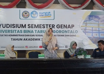 Rektor UNBITA Gorontalo Dr. Hj. Ellys Rachman, S.Sos., M.Si. memberikan sambutan saat yudisium mahasiswa semester genap UNBITA, Sabtu (25/6/2022)
