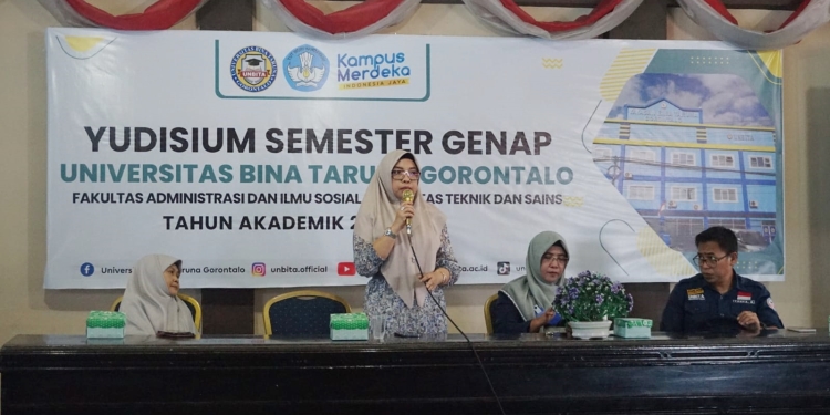 Rektor UNBITA Gorontalo Dr. Hj. Ellys Rachman, S.Sos., M.Si. memberikan sambutan saat yudisium mahasiswa semester genap UNBITA, Sabtu (25/6/2022)