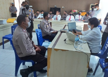 Oto Heheliliya, Ketua Tim Penilai Internal Mabes Polri, AKBP Ida Ayu Kadek Someyani saat melakukan penilaian pada anggota Polres Bone Bolango, Sabtu (25/6/2022). (Foto Indra/Gopos)