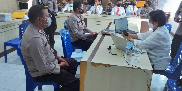 Oto Heheliliya, Ketua Tim Penilai Internal Mabes Polri, AKBP Ida Ayu Kadek Someyani saat melakukan penilaian pada anggota Polres Bone Bolango, Sabtu (25/6/2022). (Foto Indra/Gopos)