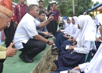Rektor UNG Dr. Ir. Eduart Wolok, ST, MT, menyapa siswa saat membuka kegiatan Gebyar Vokasi di SMK Negeri I Boalemo, Kamis (9/6/2022) (istimewa)
