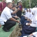 Rektor UNG Dr. Ir. Eduart Wolok, ST, MT, menyapa siswa saat membuka kegiatan Gebyar Vokasi di SMK Negeri I Boalemo, Kamis (9/6/2022) (istimewa)