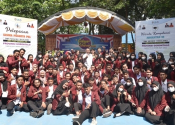 Rektor UNG Dr. Ir. Eduart Wolok, berpose bersama mahasiswa UNG program UNG mengajar dalam Gebyar Vokasi Kamis, (9/6/2022) di SMA 1 Boalemo. (Dok. UNG)