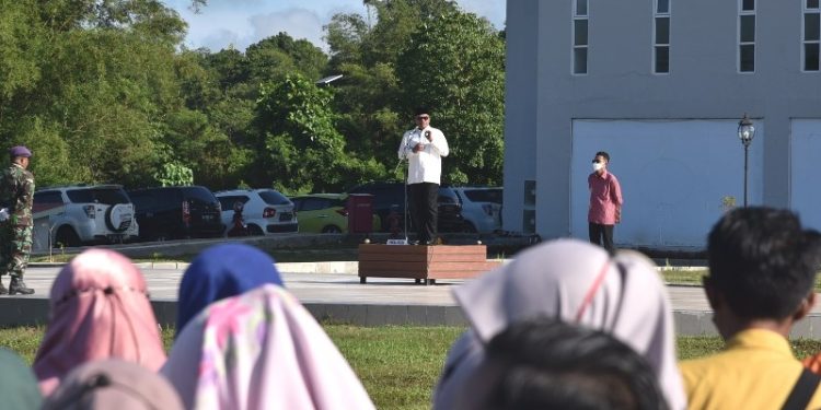 Rektor UNG Dr. Ir. Eduart Wolok, ST,MT saat memberikan sambutan pada apel korpi di lingkungan UNG, Jumat (17/6/2022) (Dok. UNG)