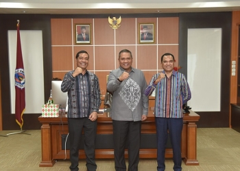 Eduart Wolok berpose bersama Atase Pendidikan Timor Leste untuk Indonesia Aderito Manuel Alves Guterres yang didampingi oleh Asisten Atase Pendidikan pada Sabtu (18/6/2022) di Ruang Rapat Rektor (Dok UNG)