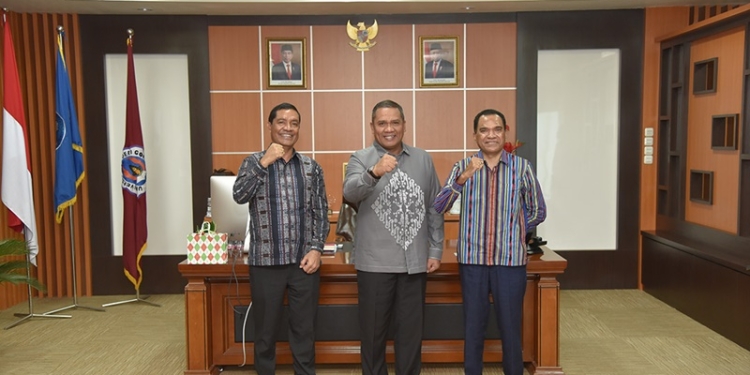 Eduart Wolok berpose bersama Atase Pendidikan Timor Leste untuk Indonesia Aderito Manuel Alves Guterres yang didampingi oleh Asisten Atase Pendidikan pada Sabtu (18/6/2022) di Ruang Rapat Rektor (Dok UNG)