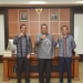 Eduart Wolok berpose bersama Atase Pendidikan Timor Leste untuk Indonesia Aderito Manuel Alves Guterres yang didampingi oleh Asisten Atase Pendidikan pada Sabtu (18/6/2022) di Ruang Rapat Rektor (Dok UNG)