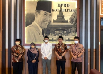 Wakil Ketua DPRD Kota Blitar, Ely Idayah Vitnawati bersama pimpinan DPRD Kabupaten Purworejo, Senin (6/6/2022). (Foto: Thoha/Gopos)