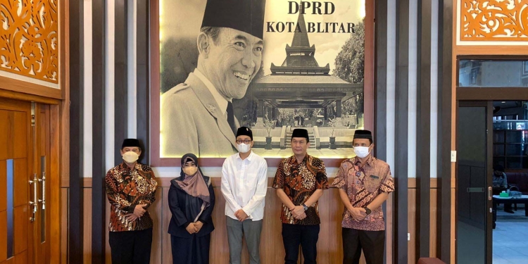 Wakil Ketua DPRD Kota Blitar, Ely Idayah Vitnawati bersama pimpinan DPRD Kabupaten Purworejo, Senin (6/6/2022). (Foto: Thoha/Gopos)