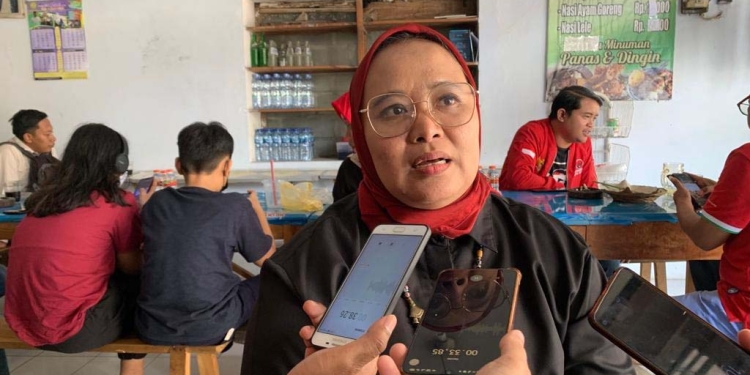 Anggota DPRD Jatim, Erma Susanti saat ditemui usai bersih-bersih area Makam Bung Karno bersama ratusan tukang becak, Sabtu (18/6/2022). (Foto: mt/gopos)
