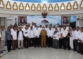 Foto bersama pengurus KADIN Provinsi Gorontalo dan kabupaten/kota bersama Penjagub Gorontalo Hamka Hendra Noer (tengah), usai audiensi di Ruangan Dulohupa Gubernuran Gorontalo, Selasa (14/6/2022). (Foto: Haris)