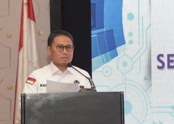 Penjagub Gorontalo, Hamka Hendra Noer saat memberikan sambutan pada kegiatan Rakorda penanggulangan kemiskinan dirangkaikan dengan peluncuran aplikasi GSD-Setia bertempat di Hotel Grand Q Kota Gorontalo, Jumat (10/6/2022). (Foto: Salman)