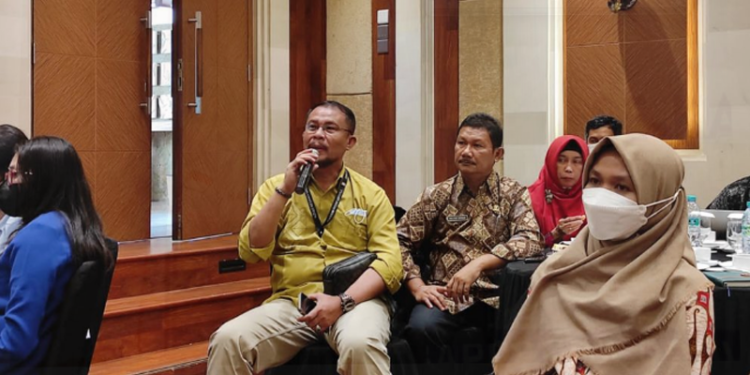 Kepala Dinas Kominfotik saat berdialog dengan pemateri pada kegiatan bimbingan teknis (bimtek) Pengukuran Indeks Pengelolaan Keuangan Daerah (IPKD) khusus wilayah Regional III Indonesia bagian tengah dan Timur,  oleh Kemendagri di Adhi Jaya Hotel Bali, Provinsi Bali, Jumat (10/6/2022). (Foto: Randy)
