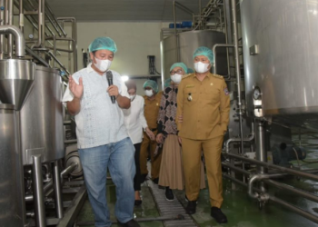 Penjagub Hamka didampingi istri drg. Gamariq Monoarfa saat meninjau proses produksi kelapa di PT Royal Coconut Gorontalo, Kabupaten Gorontalo, Senin (13/6/2022). Kelapa kelapa ini akan di ekspor ke negara negara tetangga dan Eropa.  (Foto: Salman)