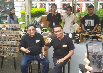 Wali Kota Blitar, Santoso bersama Kepala Kantor Staf Kepresidenan, Moeldoko saat acara Soekarno Coffee Fest di Halaman Pemkot Blitar, Jum'at (10/6/2022). (Foto: Thoha/gopos.id)