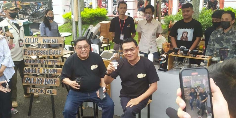Wali Kota Blitar, Santoso bersama Kepala Kantor Staf Kepresidenan, Moeldoko saat acara Soekarno Coffee Fest di Halaman Pemkot Blitar, Jum'at (10/6/2022). (Foto: Thoha/gopos.id)