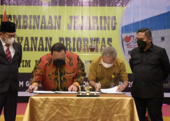 Penandatangan MoU antara Diretur Utama Rumah Sakit Jantung dan Pembuluh Darah (RSJPD) Harapan Kita dengan Direktur Utama RSUD Aloei Saboe Kota Gorontalo terkait bedah jantung, dan disaksikan Penjagub Hamka Hendra Noer serta Wali Kota Gorontalo Marten Taha di Hotel Grand-Q Kota Gorontalo, Senin (27/6/2022). (Foto: Salman)