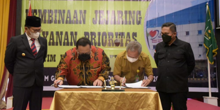 Penandatangan MoU antara Diretur Utama Rumah Sakit Jantung dan Pembuluh Darah (RSJPD) Harapan Kita dengan Direktur Utama RSUD Aloei Saboe Kota Gorontalo terkait bedah jantung, dan disaksikan Penjagub Hamka Hendra Noer serta Wali Kota Gorontalo Marten Taha di Hotel Grand-Q Kota Gorontalo, Senin (27/6/2022). (Foto: Salman)